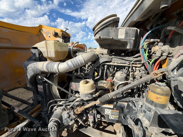 image for item EX1500 2019 Peterbilt 579 semi truck