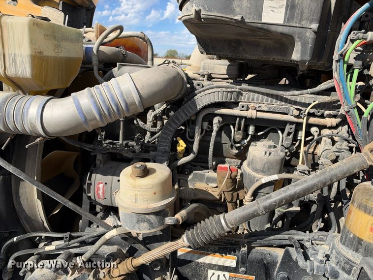 image for item EX1500 2019 Peterbilt 579 semi truck