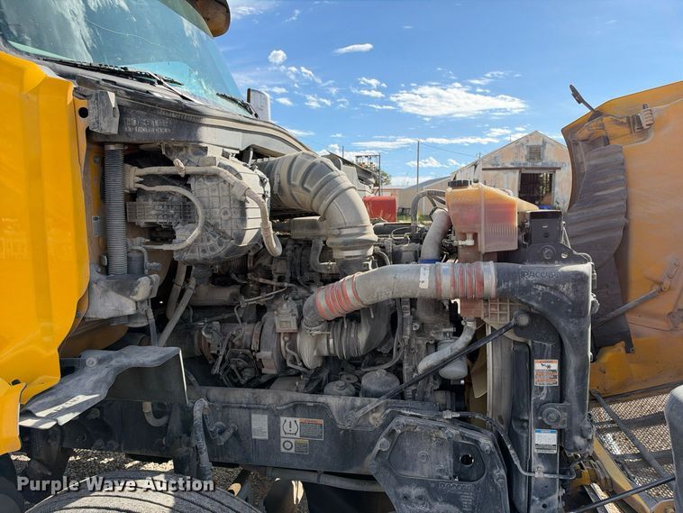 image for item EX1500 2019 Peterbilt 579 semi truck