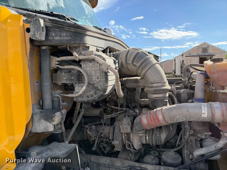 image for item EX1500 2019 Peterbilt 579 semi truck