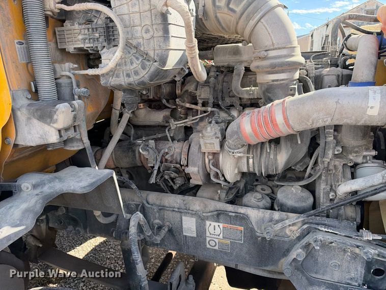 image for item EX1500 2019 Peterbilt 579 semi truck
