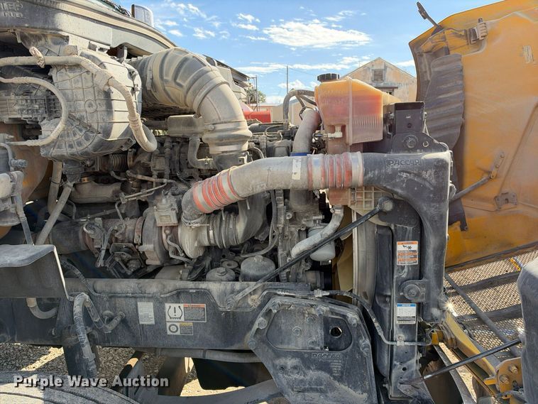 image for item EX1500 2019 Peterbilt 579 semi truck