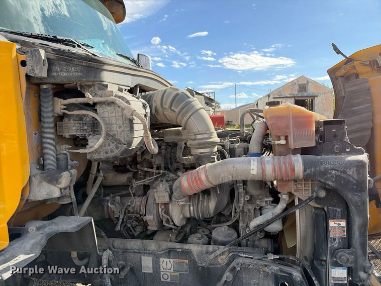 image for item EX1500 2019 Peterbilt 579 semi truck