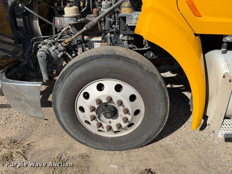 image for item EX1500 2019 Peterbilt 579 semi truck