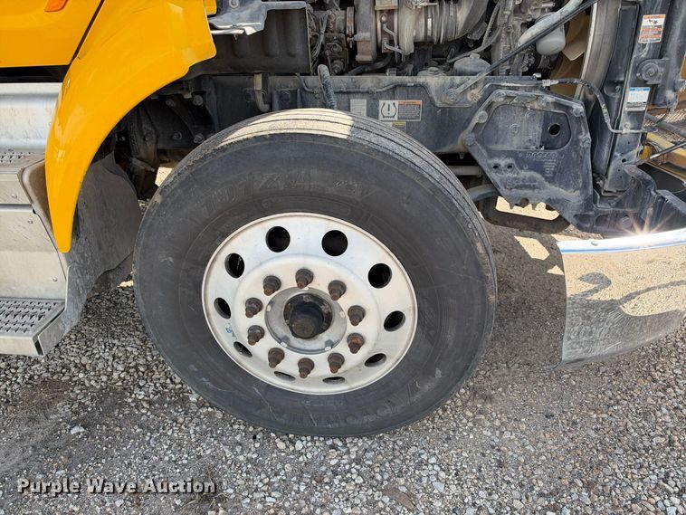 image for item EX1500 2019 Peterbilt 579 semi truck