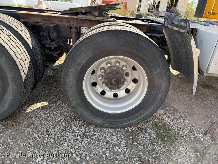 image for item EX1500 2019 Peterbilt 579 semi truck
