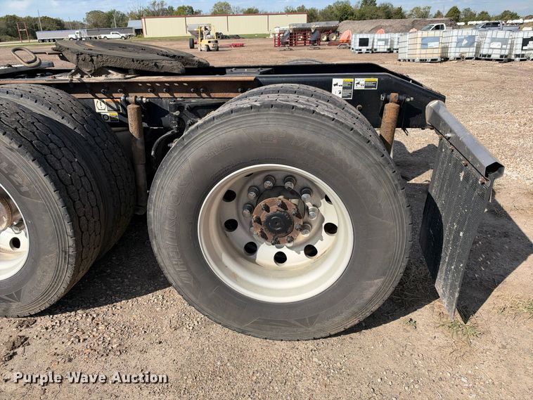 image for item EX1500 2019 Peterbilt 579 semi truck