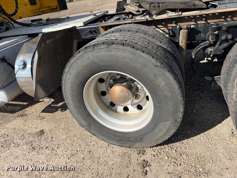 image for item EX1500 2019 Peterbilt 579 semi truck