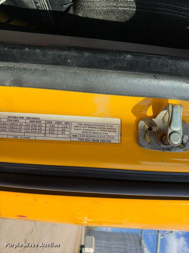 image for item EX1500 2019 Peterbilt 579 semi truck