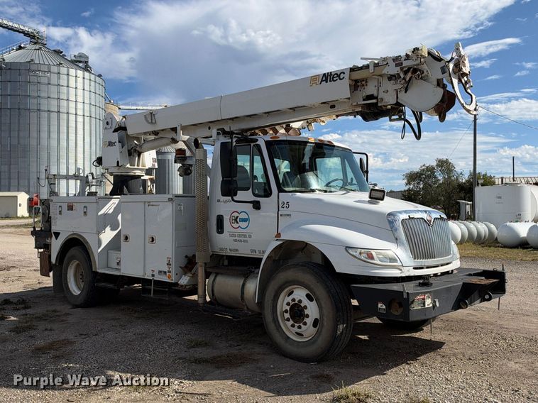 image for item EX1501 2015 International 4400 digger derrick truck