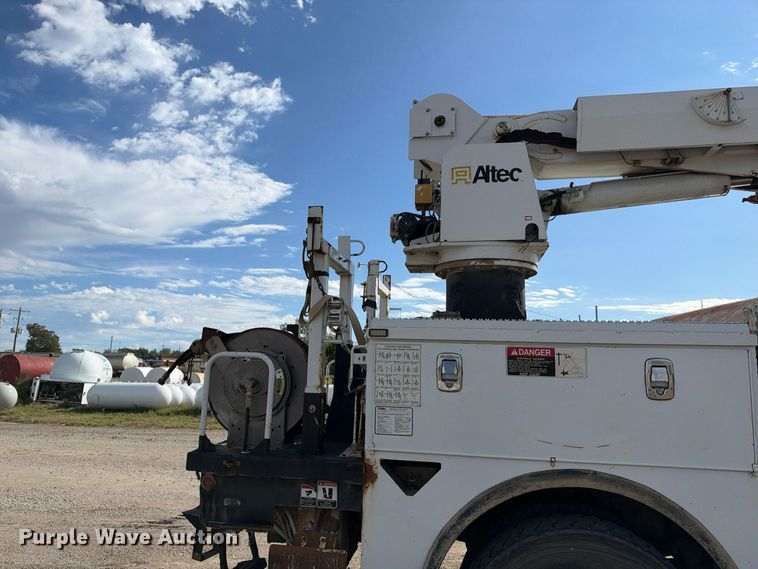 image for item EX1501 2015 International 4400 digger derrick truck
