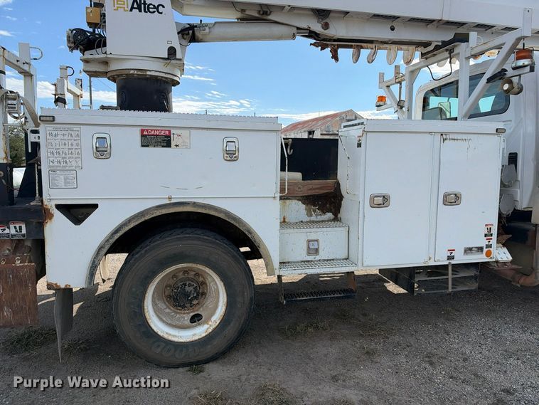image for item EX1501 2015 International 4400 digger derrick truck