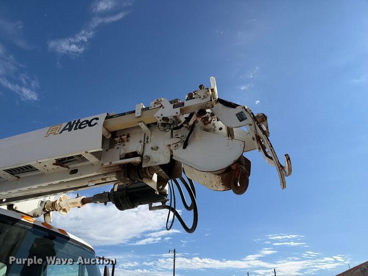 image for item EX1501 2015 International 4400 digger derrick truck
