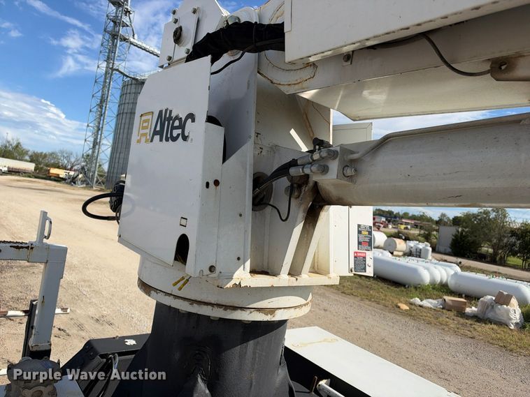 image for item EX1501 2015 International 4400 digger derrick truck