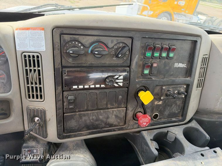 image for item EX1501 2015 International 4400 digger derrick truck