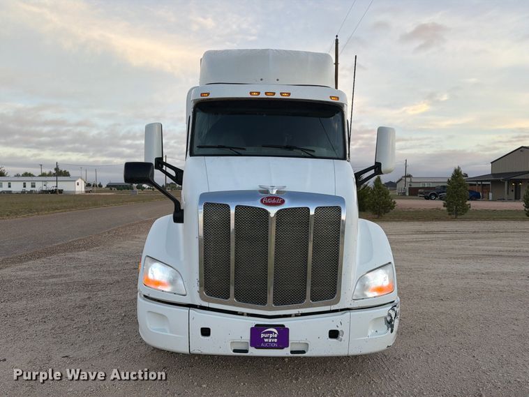 image for item FC0482 2018 Peterbilt 579 semi truck