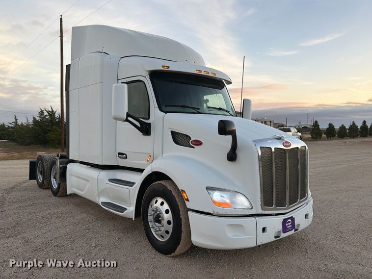 image for item FC0482 2018 Peterbilt 579 semi truck