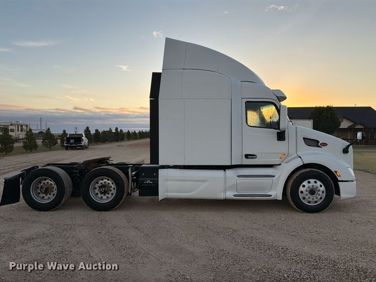 image for item FC0482 2018 Peterbilt 579 semi truck