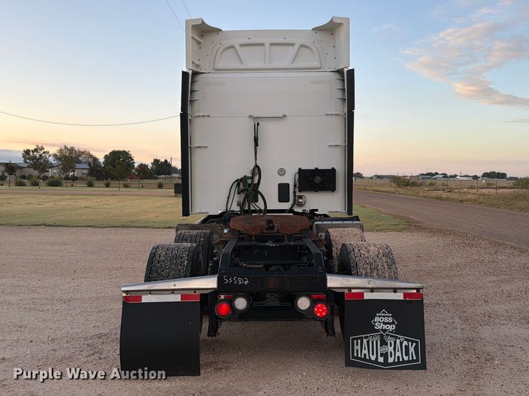 image for item FC0482 2018 Peterbilt 579 semi truck