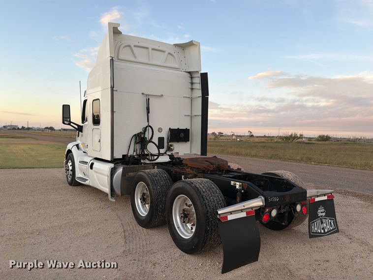 image for item FC0482 2018 Peterbilt 579 semi truck