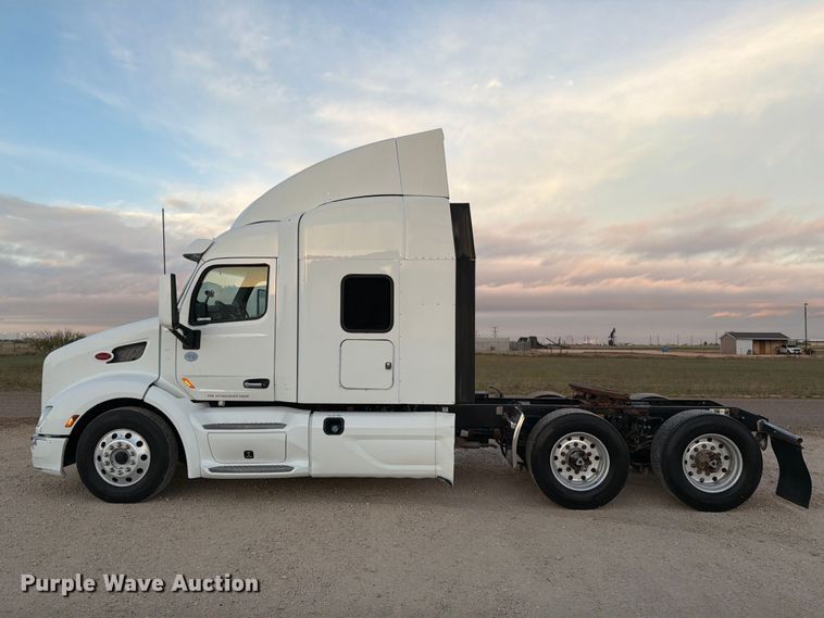 image for item FC0482 2018 Peterbilt 579 semi truck