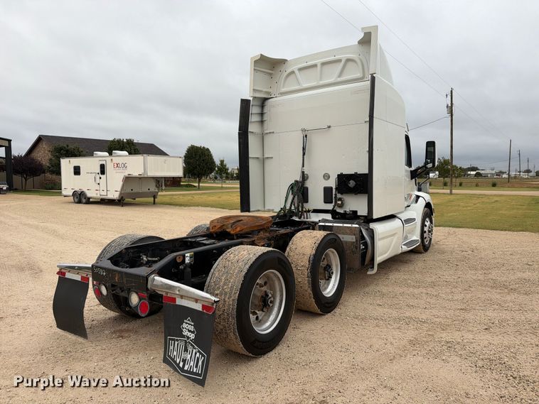 image for item FC0482 2018 Peterbilt 579 semi truck