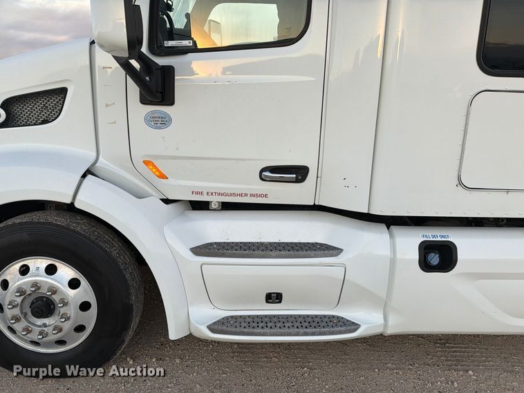image for item FC0482 2018 Peterbilt 579 semi truck
