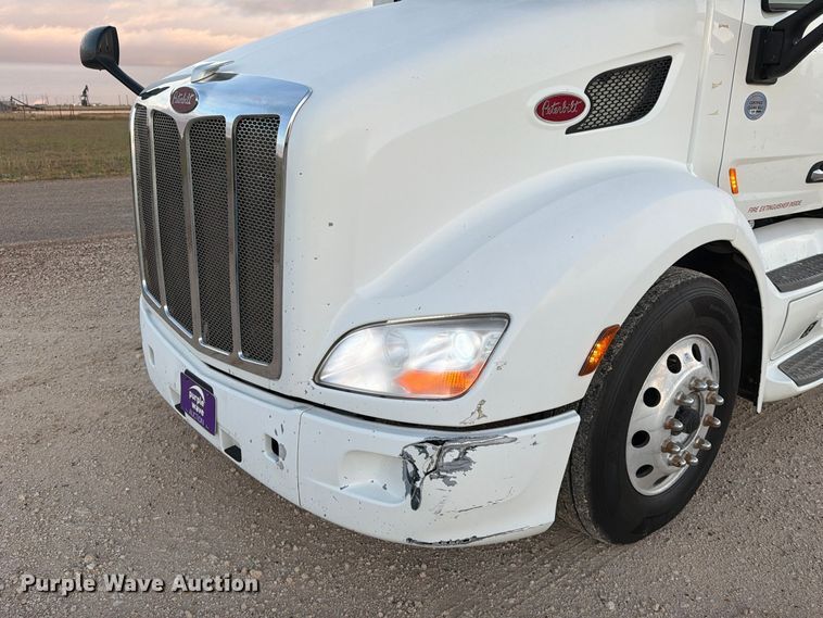 image for item FC0482 2018 Peterbilt 579 semi truck