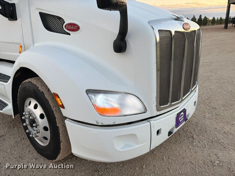 image for item FC0482 2018 Peterbilt 579 semi truck