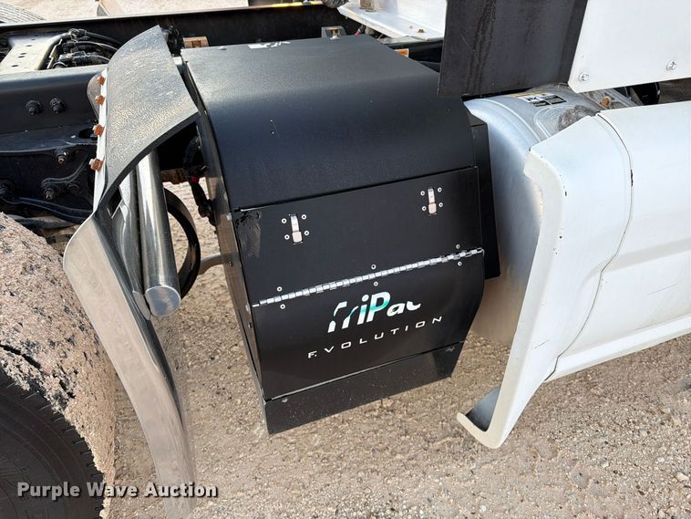 image for item FC0482 2018 Peterbilt 579 semi truck