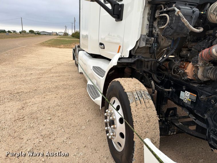 image for item FC0482 2018 Peterbilt 579 semi truck
