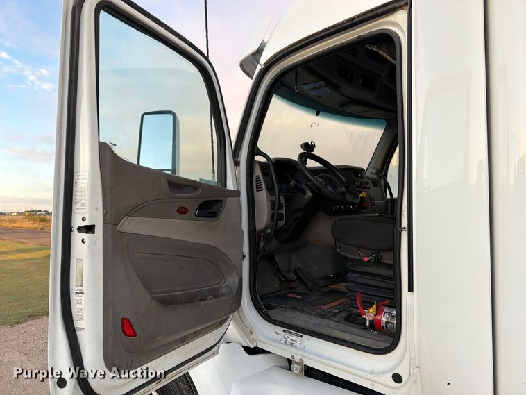 image for item FC0482 2018 Peterbilt 579 semi truck