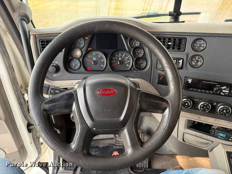 image for item FC0482 2018 Peterbilt 579 semi truck