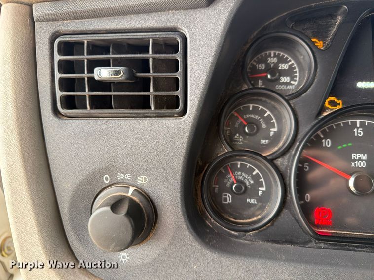 image for item FC0482 2018 Peterbilt 579 semi truck