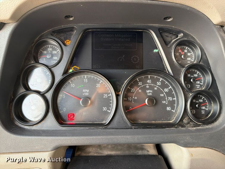 image for item FC0482 2018 Peterbilt 579 semi truck
