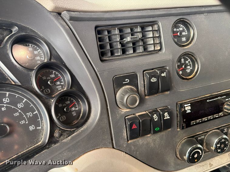 image for item FC0482 2018 Peterbilt 579 semi truck