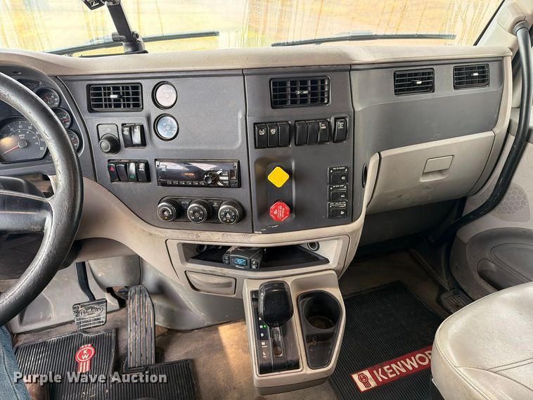 image for item FC0482 2018 Peterbilt 579 semi truck