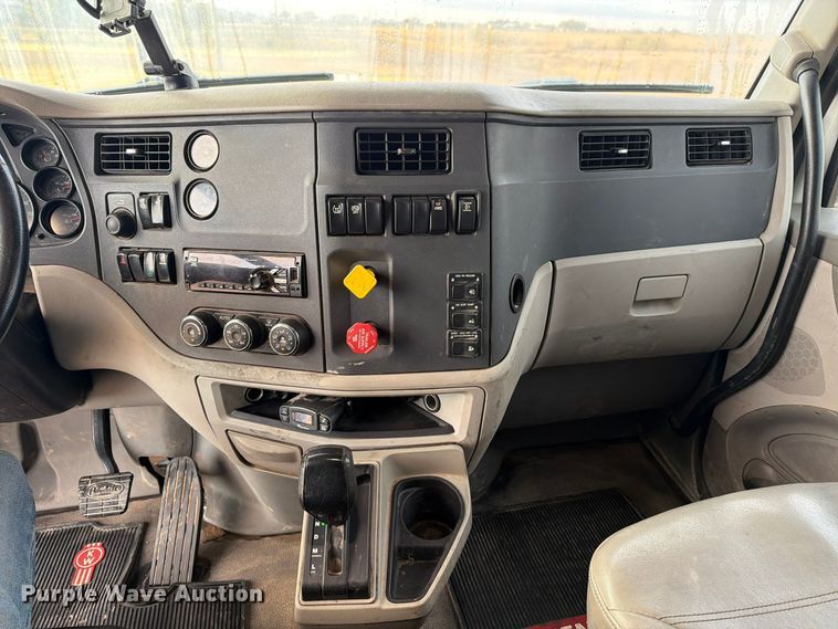 image for item FC0482 2018 Peterbilt 579 semi truck