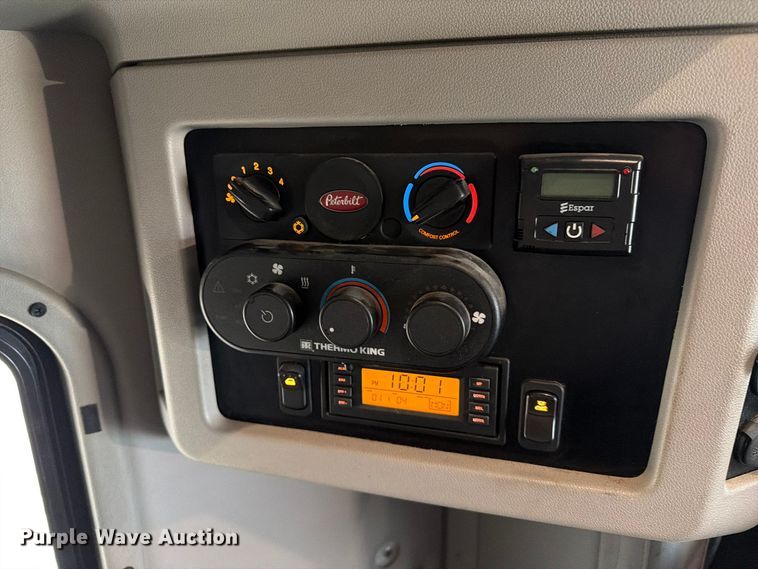 image for item FC0482 2018 Peterbilt 579 semi truck