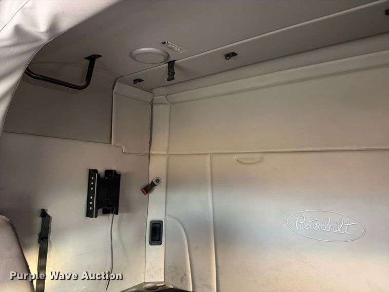 image for item FC0482 2018 Peterbilt 579 semi truck
