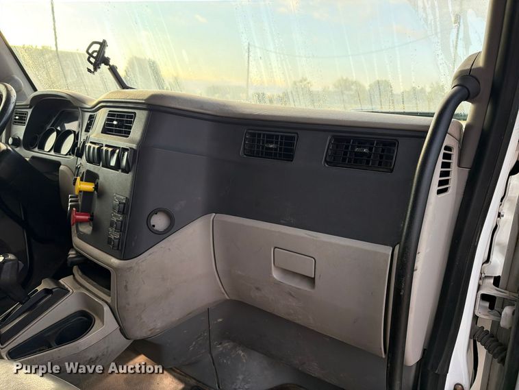 image for item FC0482 2018 Peterbilt 579 semi truck