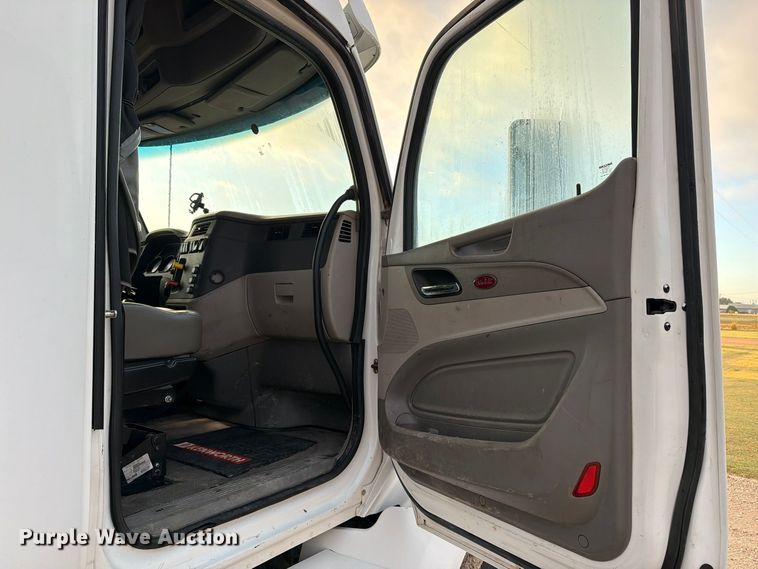 image for item FC0482 2018 Peterbilt 579 semi truck