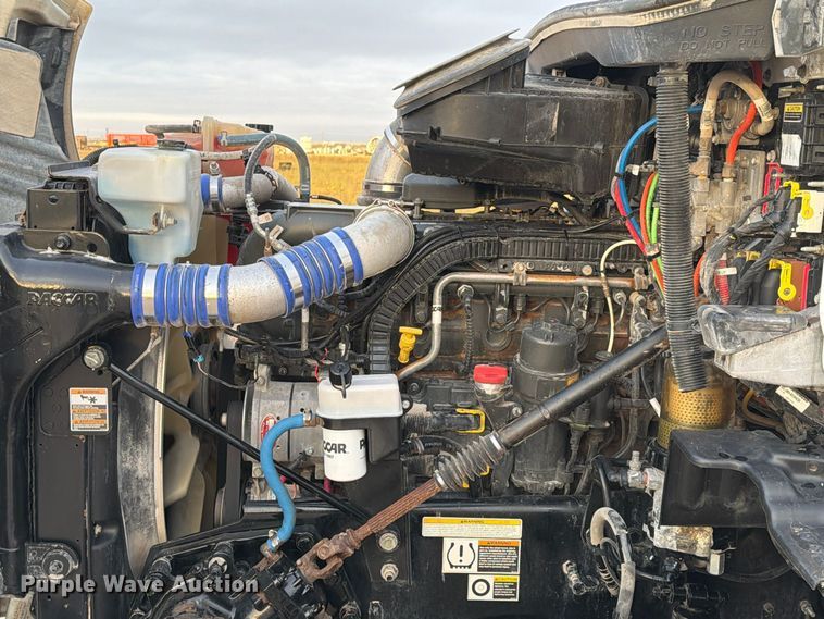 image for item FC0482 2018 Peterbilt 579 semi truck
