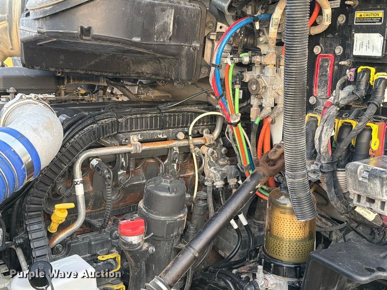 image for item FC0482 2018 Peterbilt 579 semi truck