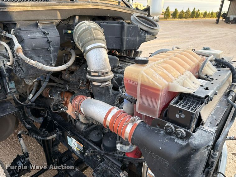 image for item FC0482 2018 Peterbilt 579 semi truck