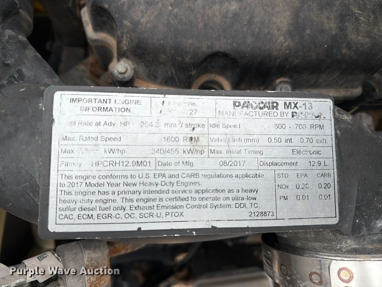 image for item FC0482 2018 Peterbilt 579 semi truck