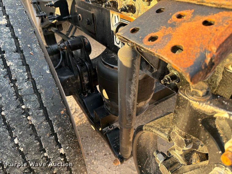 image for item FC0482 2018 Peterbilt 579 semi truck