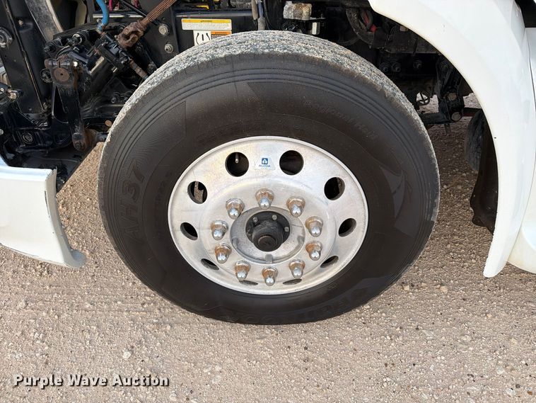 image for item FC0482 2018 Peterbilt 579 semi truck