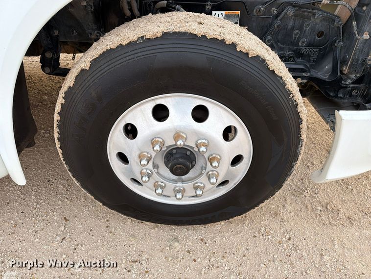 image for item FC0482 2018 Peterbilt 579 semi truck