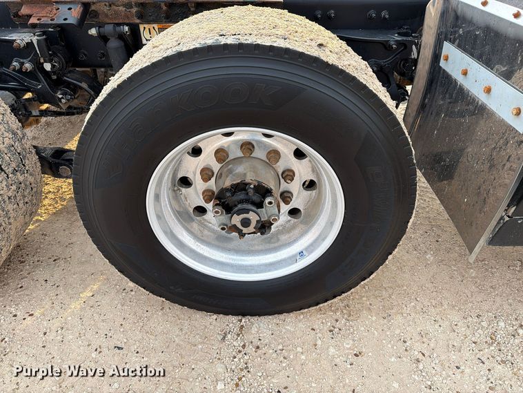 image for item FC0482 2018 Peterbilt 579 semi truck
